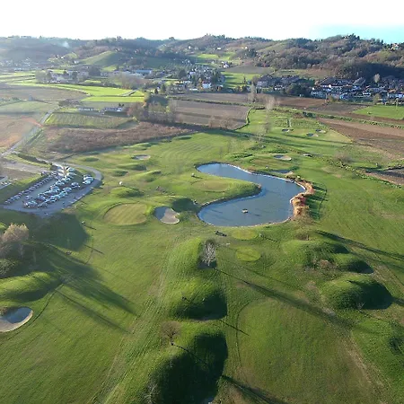 Ferro Uno, Golf Citta Di 招待所